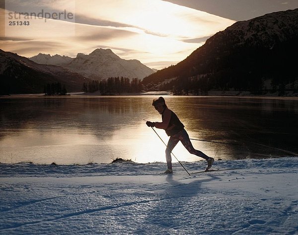 10164224  Abend  Stimmung  Berg Landschaft Silhouette  Person  Langlauf  Langlauf  Ski  Wintersport