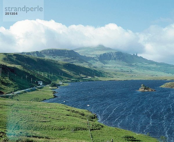 10167925  Großbritannien  Island  Insel  Skye  Landschaft  Loch Leathan  Panorama  Schottland  Stein Spalte Alter einer der Stor  west  ve
