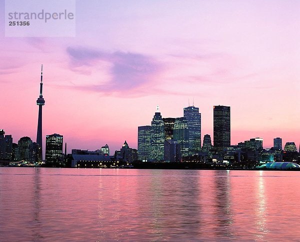 10168372  Nachleuchten  Alpenglühen  Kanada  Nordamerika  Skyline  Toronto  Turm  Ufer  Abend  Wasser