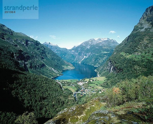 10175660  Bucht  Fjorde  Berge  Geirangerfjord  Norwegen  Europa  Panorama  Siedlung