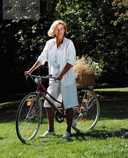 Portrait Frau reifer Erwachsene reife Erwachsene Sommer Fahrrad Rad Fahrrad fahren