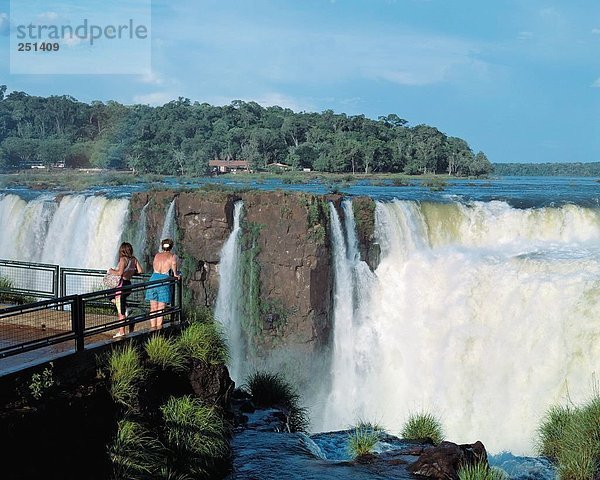 10194645  Brasilien  Südamerika  Teufel  Herbst  Iguassu Falls  Wasserfall  Iguazu  Iguacu  Terrasse  Tourist  Wasserfall