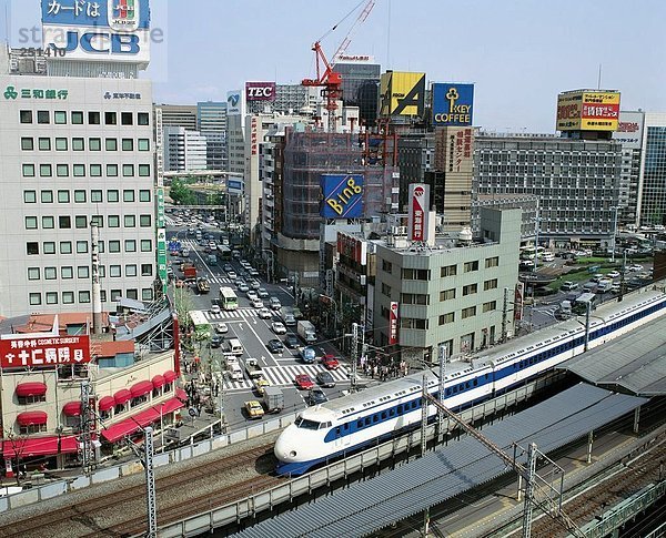 10194652  Bahn  Eisenbahn  Hochgeschwindigkeitszug  Ginza  Japan  Asien  moderne Bahn  Straße  Tokio  Überblick