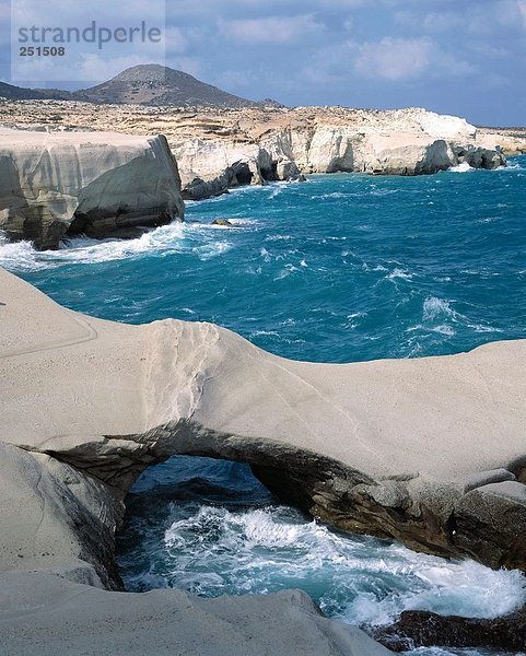 Steilküste Küste Wasserwelle Welle Brandung Meer Kykladen Griechenland Milos