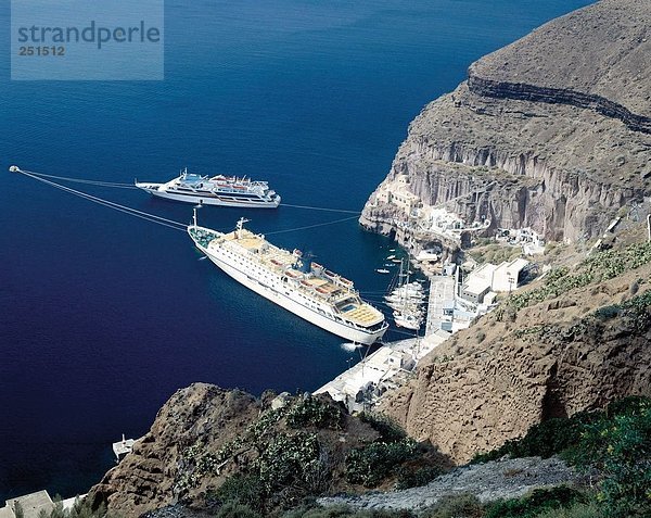 10231588  Fähren  Fähren  Thira  Fira  Griechenland  Hafen  Port  Klippen  Cyclades  Santorini  Überblick  Urlaub  Reisen