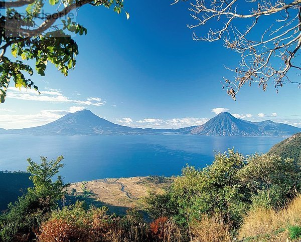 10256505  Atitlan See  Meer  Atitlansee  Südamerika  Guatemala  San Pedro  Toliman  Überblick  Vulkane