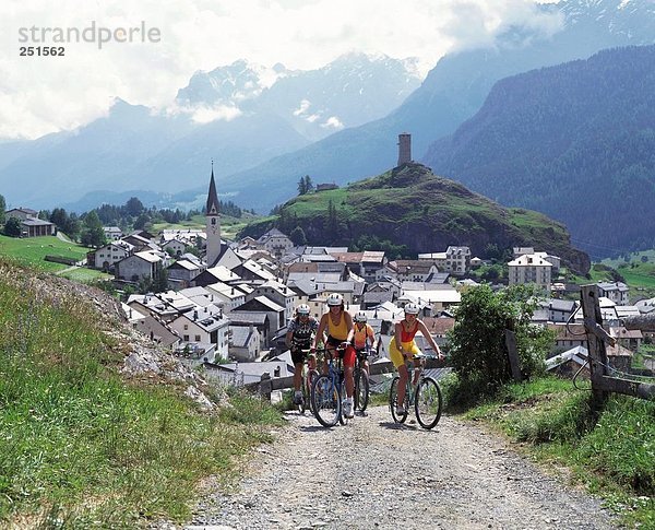 Berg radfahren Fahrrad Rad Hintergrund Dorf Alpen Fahrradfahrer Fahrrad fahren