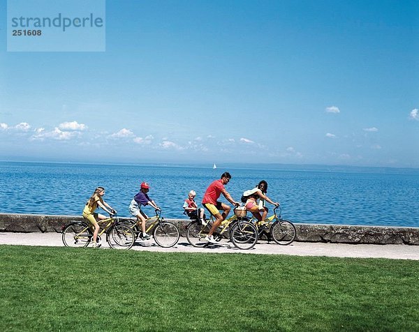 10292142  Fahrräder  Fahrradtouren  Fahrradverleih  Bodensee  See  Meer  Familie  Kindersitz  Fahrräder  Ufer  mit dem Fahrrad  Bik