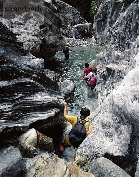 Felsbrocken Europa Abenteuer Steilküste fließen Fluss Canyoning Schweiz Kanton Wallis