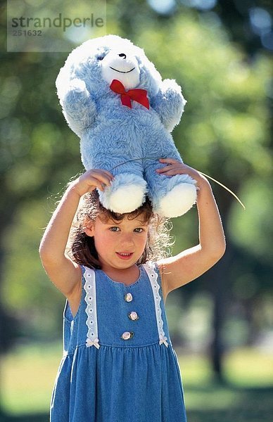 10317770  außerhalb  blau  halten  Kind  Mädchen  Stand  Teddybär  Wiese