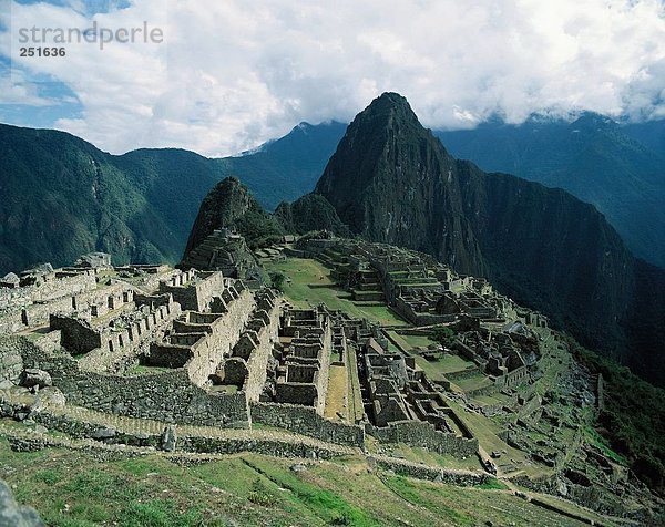 10318295  Inca  Machu Picchu  Peru  Südamerika  Ruinen  Touristen  Überblick