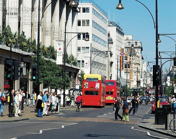 10323243  England  Großbritannien  Europa  London  Oxford Street  Fußgänger  Einkaufen  Verkehr