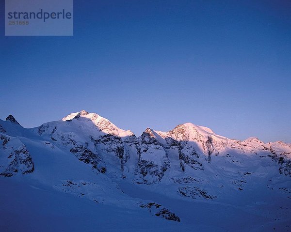 Landschaftlich schön landschaftlich reizvoll Berg Berggipfel Gipfel Spitze Spitzen Alpen Kanton Graubünden Alpenglühen Abenddämmerung Dämmerung