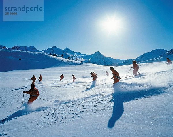Europa Berg Skisport Ski Skilehrer Gegenlicht Kanton Graubünden Schweiz