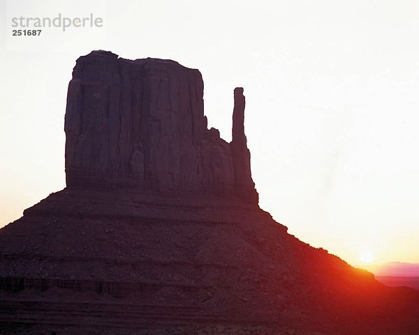 10340152  Felsen  Felsen  Denkmal-Senke  Silhouetten  Sonnenaufgang  USA  Amerika  Nordamerika  Utah