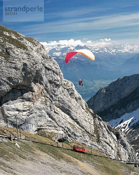 fliegen fliegt fliegend Flug Flüge Europa Berg Mann Sport Gleitschirm Kanton Luzern Gleitschirmfliegen Schweiz