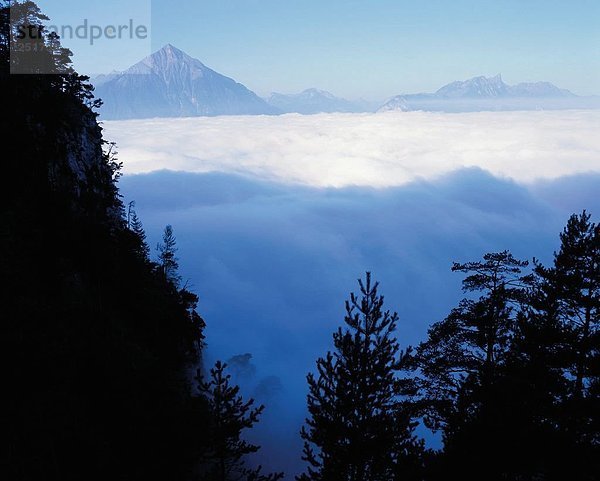 Landschaftlich schön landschaftlich reizvoll Europa Berg Alpen Berner Oberland Kanton Bern Schweiz Nebelmeer