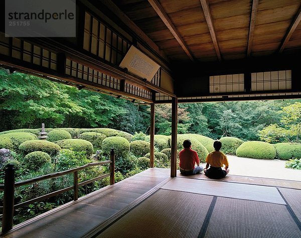 Rückansicht Mann Tradition Wohnhaus Garten 2 Tatami Asien Japan