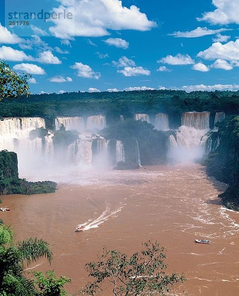 10407573  Boote  Brasilien  Südamerika  Iguassu Falls  Wasserfall  Iguazu  Iguacu  Überblick  Wasser  Braun