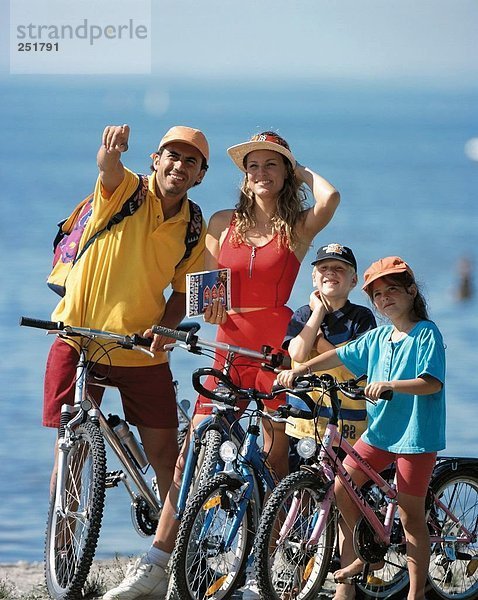 Mountainbike mountain bike zeigen Mann halten Reise Menschliche Eltern radfahren Fahrrad Rad Fahrrad fahren