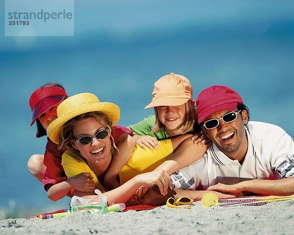 10409353  Sommer  Bodensee  See  Meer  Familie  Urlaub  Hüte  Lüge  Porträt  Spaß  Witz  Strand  Meer  T-Shirts  Embr