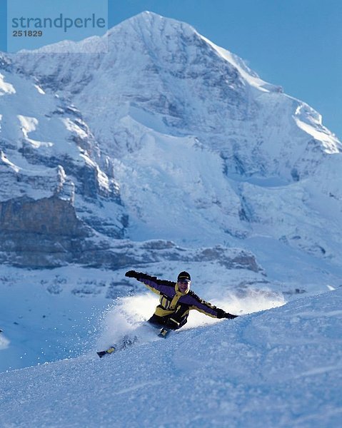 Berg Mann Sport Aktion Skisport Vitalität lachen Wintersport
