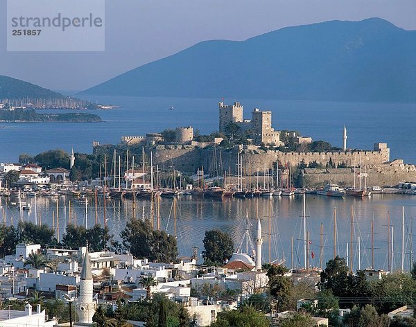 Hafen Palast Schloß Schlösser Ansicht Petersdom Bucht Bodrum Abenddämmerung Türkei Dämmerung