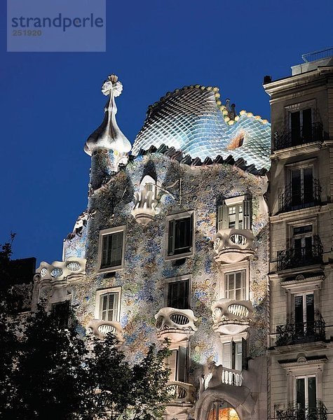 beleuchtet Europa Wohnhaus Fassade Hausfassade Barcelona Spaß Spanien bei Nacht