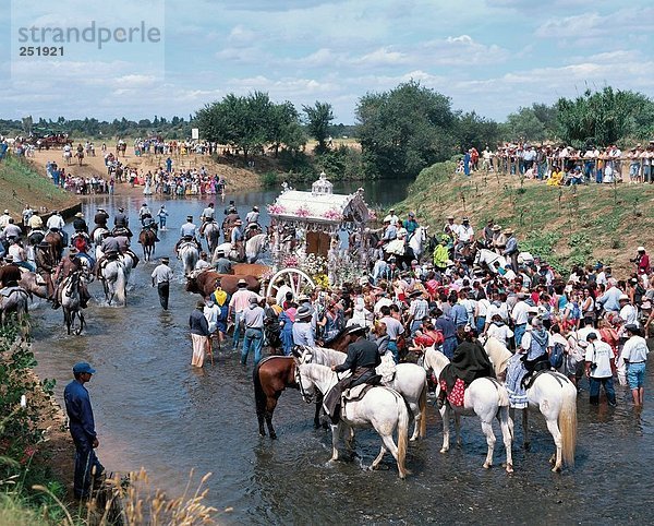 10513418  Andalusien  El Rocio  River  Fluss  Pilgerer  Prozession  Quema  Kreuz  Spanien  Europa