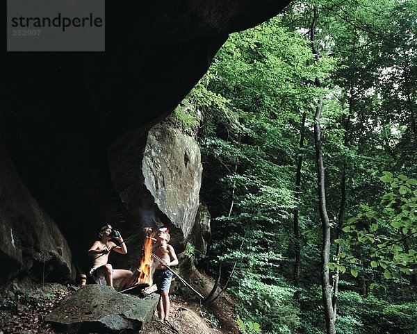 10579078  Kinder  spielt  Spiele  Spiel  Spiel  außerhalb  Natur  Abenteuer  Cervelat Braten  Höhle  Indianer  Play  Campfi
