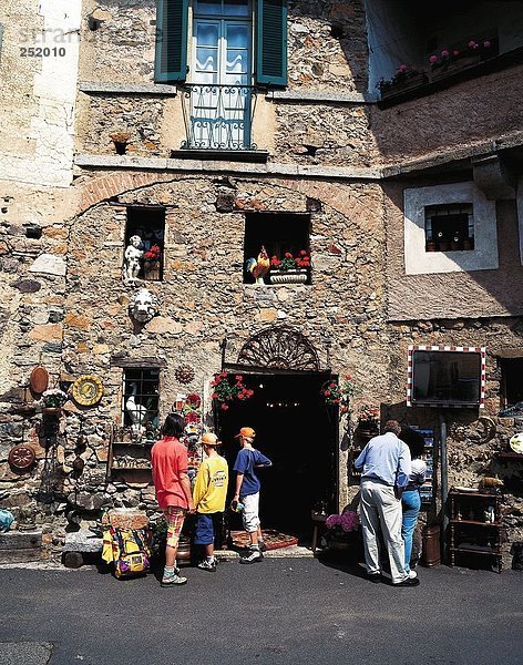 Außenaufnahme beladen Europa Handel Antiquität Laden Business Schweiz Kanton Tessin