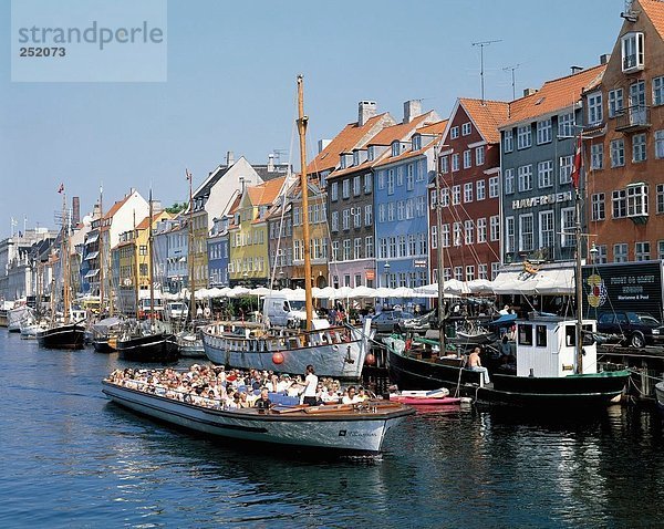 Farbaufnahme Farbe Helligkeit Europa Dänemark Schiff Kopenhagen Hauptstadt Nyhavn