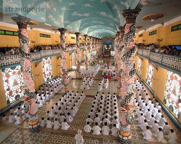 10632082  in der Nähe von Ho-Chi-Minh-Stadt  Besucher  Caodai Tempel  innerhalb  Mönche  Religion  Süden  Tay Ninh  Überblick  Vietnam  Asien
