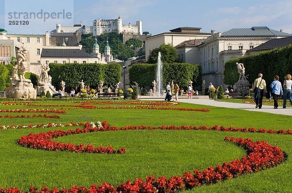 Touristen am Garten mit Burg im Hintergrund  Mirabellgarten  Hohensalzburg Schloss  Salzburg  Österreich