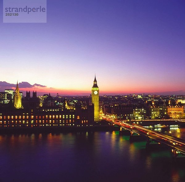 hoch oben beleuchtet London Hauptstadt Großstadt Ansicht Luftbild Fernsehantenne Big Ben Abenddämmerung England Houses of Parliament