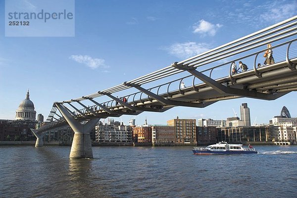Millennium Fußgängerbrücke über Thames River zu St Paul's Cathedral in London  England