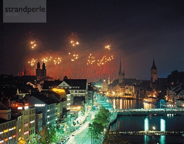 10007183  Feuerwerk  Lichterscheinung  Limmatquai  Kirchen  in der Nacht  Schweiz  Europa  Stadt  City  Zürich