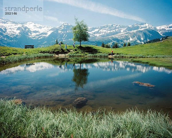 10016079  Gebirge  See  Familie  Gebirgshintergrund Wildstrubel  Landschaft  Leuk  Schweiz  Europa  walking  Wandern  canto