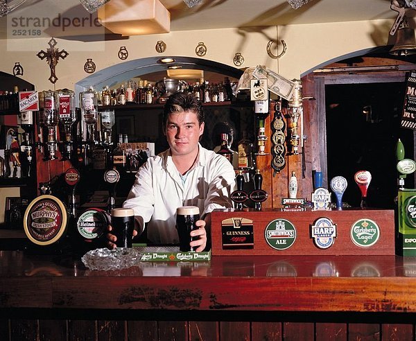 10026822  Ausschank  Barkeeper  Mann  Bier  Dublin  England  Großbritannien  Europa  in Irland  Europa  Pub  Bar