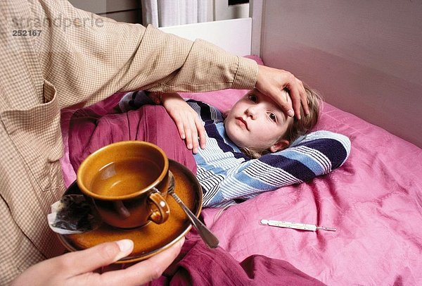 10029347  Bett  Fieber Messer  Grippe  Kind  krank  krank  Fieber  Krankheit  Medizin  Mutter  Tee
