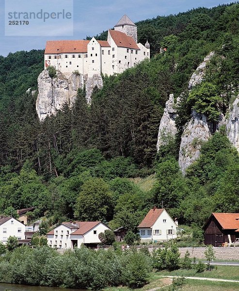 Felsbrocken Europa Wohnhaus Gebäude Steilküste Bayern unterhalb Deutschland