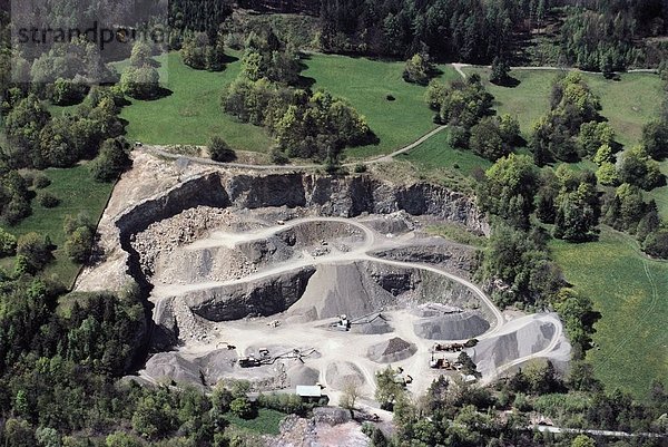 Europa Baum Industrie klein Erhöhte Ansicht Aufsicht Bergwerk Grube Gruben Schweiz