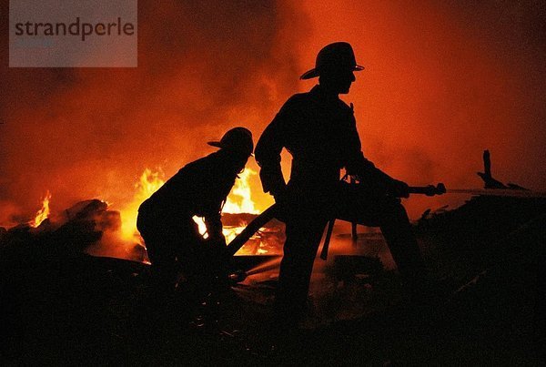 10115924  Feuer  bei Nacht  Feuerwehr  Abteilung  Brandbekämpfung Anwendung  brennen