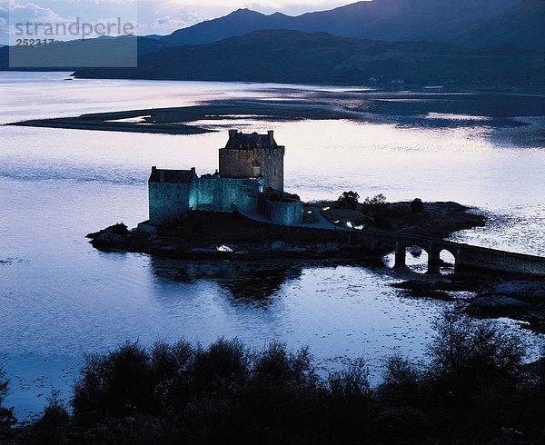 10167870  blau  Burg  Dämmerung  Dämmerung  Eilean Donan  Großbritannien  Hochland  Loch Duich  Burg  Schottland  See  Meer