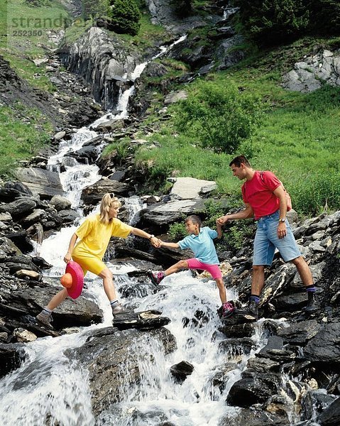 10208917  Creek  Bach  Familie  Hände halten  junge  Kind  Mitte  walking  Wandern  wilden Bach-Kreuzung  Berge