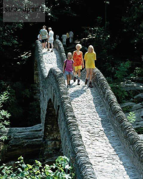 10231298  drei  Mädchen  Kind  Lavertezzo  Schweiz  Europa  Stein Brücke  Tessin  Tal der Verzasca  walking  Wandern