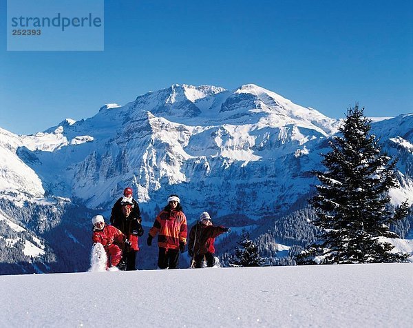 10246428  Mountain Panorama  Bern  Familie  Lenk  Schnee-Feld  Schweiz  Europa  Kleider  Spaziergang  Snowboard  Winter
