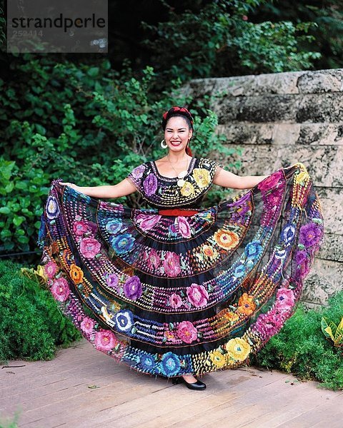 Sticker  10269424  Blumen  hell  Farbe  weiblich  Kleid  Mexiko  Mexiko  Zentralamerika  Lateinamerika  Tänzer  tradition