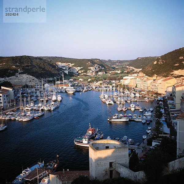 10276180  Ansicht von Festung  Bonifacio  Frankreich  Europa  Hafen  Port  Korsika  Marina  Segeljachten  Überblick