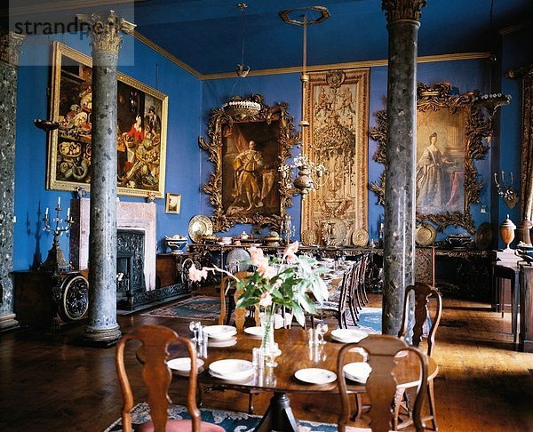 10321454  Bantry House  Gemälde  in Irland  Europa  Kunstsammlung  Burg  Tisch  Schreibtisch  bedeckt